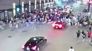 TOTAL TAKEOVER: Video shows hundreds of people flood a Chicago intersection in minutes, blocking streets, throwing bottles and jumping on cars. What led up to the melee: https://abc7.ws/3FHZpMX | ABC 7 Chicago