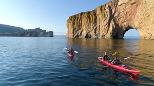 Are you a nature lover? Our 10 national parks and numerous natural sites are ideal settings to enjoy outdoor activities at sea, in the forest or in the mountains! Experience the journey of a lifetime in Québec by the Sea! Start planning your trip here ➡ bit.ly/32hUqhI #quebecmaritime #quebecbythesea | Quebec maritime