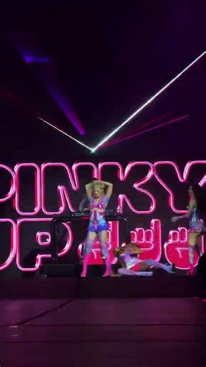 Pinky up dance break with dj Megan #katseye #wild #katseyetour #pinkyup #dancebreak #megan #daniela