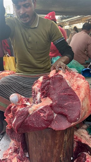 Cow's meat processing skills with best knife.