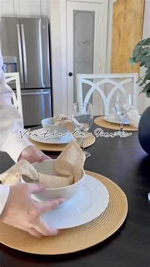 Vestir la Mesa Vestir la mesa es un arte y una disciplina que aúna protocolo, creatividad y dotes decorativas Cuando se trata de una Casa Modelo, esta mesa debe ser simple pero impactante, se trata de enamorar visualmente al comprador potencial ¿Sabías que se puede decorar con intención? ¿Te gustaría aprender más sobre el Arte de Vestir la Mesa? 🍽🏡🍽🏡🍽🏡🍽 #vestirlamesa #decoraconintención #decoraciondelhogar #ideasdedecoracion #mesabonita #mesasdivinas #mesaposta #mesapostacomamor #tableset