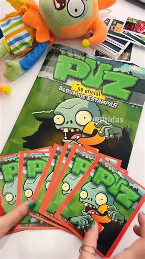 Paty ~ Colección de Albumes on Instagram: "🌻🧟 Hice un álbum de PLANTAS vs ZOMBIS. Mira como es completo y descárgalo GRATIS en el video largo en YT. Link en mi perfil. #pvz2 #plantsvszombies #plantascontrazombies #pvz2stickers #albumdefigurinhas #stickeralbum #albumizar"