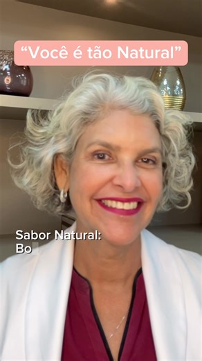 “Doutora, eu quero ficar natural igual a senhora.” 🤍 E sempre faço questão de explicar: o natural não é ausência de procedimento. É a presença de técnica, bom senso e propósito. Eu faço botox, preenchimento, bioestimulador, laser, peeling… Mas tudo com um único objetivo: realçar, nunca transformar. Beleza natural não é sobre mudar quem você é. É sobre suavizar o que incomoda, estimular o que o tempo diminuiu e preservar a sua identidade. Meu foco não é criar rostos iguais. É manter a sua essênc