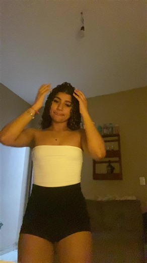 Os vídeos de 𝑲𝒂𝒓𝒊𝒏𝒚 (@kariny_liim) com Então vamo pro quarto x Senta sua puta Gostosa - lc santanna