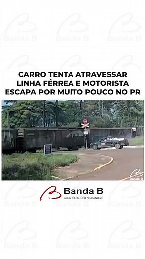 Carro tenta atravessar linha do trem e motorista escapa por muito pouco no Paraná #shorts