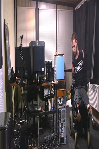 Handi inspires as pro gamer without limits
