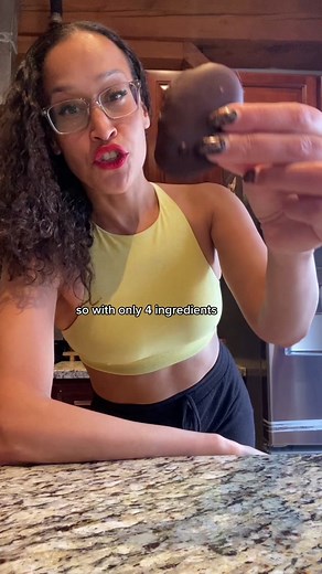 Reeses peanut butter cups but healthy! Refined sugar 😒 the way they marketed these candy bars to us as kids and still do to the next generation. Come on now…theres a better way! #reesespeanutbuttereggs #reesespeanutbuttercups #healthycandy #dontforgetthecinnamon