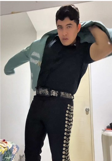 Orgulloso de Portar el Traje de Mariachi