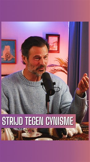 Kroegpraat on Instagram: "Afl. 82 - Opstaan tegen cynisme - met Arie Boomsma Liesbeth betrapt zichzelf – en haar omgeving – steeds vaker op cynisme. Gelukkig schuift Arie Boomsma aan voor een lesje levenskunst. Het koninkrijk van vrede waar zijn moeder van droomt is misschien onhaalbaar, maar geloven we nog in het goede van de mens? Arie pleit voor hoop: niet als geloof dat alles goedkomt, maar als vertrouwen dat hij zich redt als het misgaat. Met als concreet houvast: act local. Doe kleine, onb
