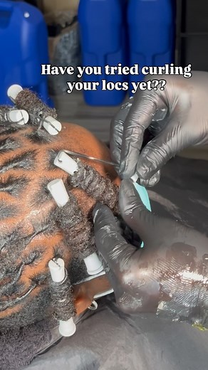 Have you tried curling your locs yet?? It’s a very cute style that will actually last up to 2 weeks if done correctly! Get out your comfort zone and try it, you won’t regret it 🥰 📚Bookings open for new/existing clients Schedule your appointment today by clicking the link in my bio. 📱 Please feel free to DM or Text (904) 701-4924 for inquiries 📍Jacksonville, FL #tiantresses #jacksonvilleloctician #locmaintence #locretwist #retwist #loccommunity #locclass #locd #locinspo #locqueen #locqueensro