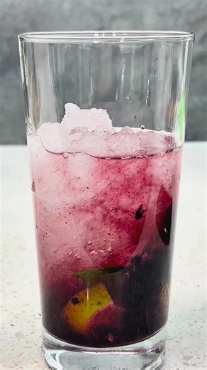 Stir up something extraordinary with BeeMaid Honey x Fever-Tree Canada 🌿✨ This White Tea Blackberry Mojito is a fresh twist on a classic. It’s naturally sweetened with Canadian-made BeeMaid Clover Honey and elevated by Fever-Tree Elderflower Tonic, crafted with handpicked English elderflower and the finest quinine from central Africa. White tea and juicy blackberries add a bright, refreshing balance for a cocktail that’s floral, elegant, and full of flavour. White Tea Blackberry Mojito: - 1 oz 