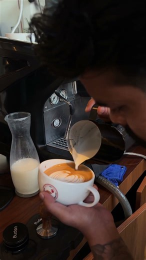 CLASSIC LATTE ART SKILLS #barista #latteart #coffeeaddict #espressolover #nespressovertuo