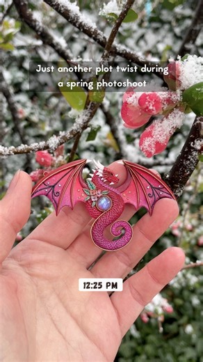 Spring is my favorite season for photographing my clay jewelry outdoor 🥰 The garden turns into a fairytale set, and every day feels like a new scene 🌸 But the wheather? Oh boy, is it unpredictable 🫣 It’s like trying to schedule a photoshoot with a moody forest spirit. One minute, I’m photographing my dragon pendants surrounded by buds and blooming flowers. A few minutes later, plot twist - it starts snowing like we time-traveled to December. And let’s not forget the grand finale: snowing whil
