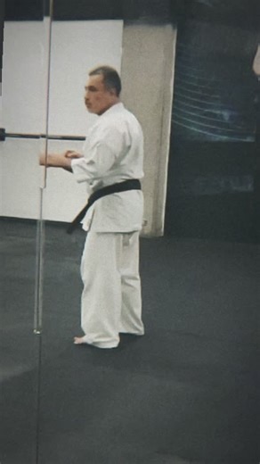 🥋 Análisis de la Ejecución de Tobi Ushiro Geri por Sensei Sevilla (Kyokushin Kenbukai) El video muestra una ejecución de Tobi Ushiro Geri (Patada Hacia Atrás en Salto), una técnica avanzada que requiere gran coordinación, potencia y control, especialmente en el estilo Kyokushin. 📝 Observaciones Clave: * Preparación y Despegue : El Sensei comienza en una postura baja y concentrada. El despegue es rápido y potente, utilizando ambas piernas, lo cual es fundamental para ganar la altura necesaria e