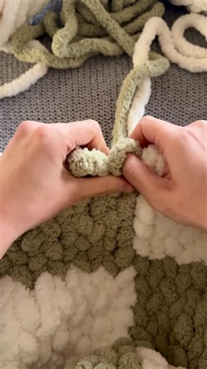 Just Knitted on Instagram: "✨My favorite way to do a checkered color change✨ After lots of trial & error, this one wins💛 What’s your favorite way to knit checkers? #handmade #checkered #cozy #knitting #chunkyblanket"