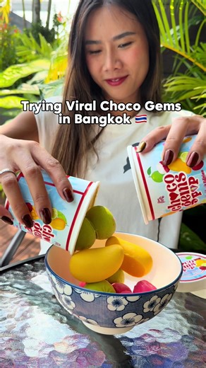 If you love Thai fruits, you have to try this viral dessert 🍦🍫 📍The Rolling Pinn @TheRollingPinn @chocogems.th This is the Choco Gems Pop – Thai Fruits Edition, and it’s honestly so fun and delicious 😋 You get 3 flavors in one: lychee, Nam Dok Mai mango, and lime — all made with real Thai fruit ice cream, coated in colorful chocolate. Cute, playful, very Thai — and around 350฿ (~$10) Would you try this? ✨ #ChocoGems #Thailand #ViralDessert #therolllingpinn #chocolate