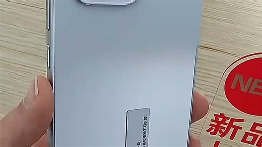 这款手机运行流畅不卡顿，性能出色，搭载强劲处理器与大容量内存，轻松应对多任务处理，游戏、视频、办公皆畅快。持久续航搭配快速充电，满足全天使用需求，值得入手的高性