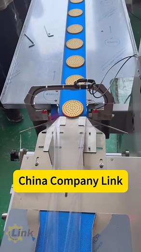 11K views · 124 reactions | High-Speed ​​Food Pillow Packaging Machine: Suitable for shaping and protective pillow packaging of fragile foods such as biscuits, cookies, and wafers. #pillowpackingmachine #automaticpackingmachine #cakepackingmachine #breadpackingmachine #foodpackingmachine #SealingMachine #machinemanufacturer #chinasupplier | Link packing machine company | Facebook