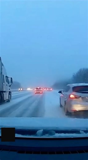 Dash Cam Captures Semi Triggering Major Highway Pile-Up. A routine evening commute in North Carolina turned chaotic on a busy interstate when a semi-truck abruptly lost control, sparking a multi-vehicle pile-up caught entirely on a motorist’s dash cam. The footage shows the semi drifting across lanes before slamming into slowing traffic, sending cars spinning and forcing others onto the shoulder to avoid impact. Within seconds, the crash expands into a chain reaction involving several vehicles. 