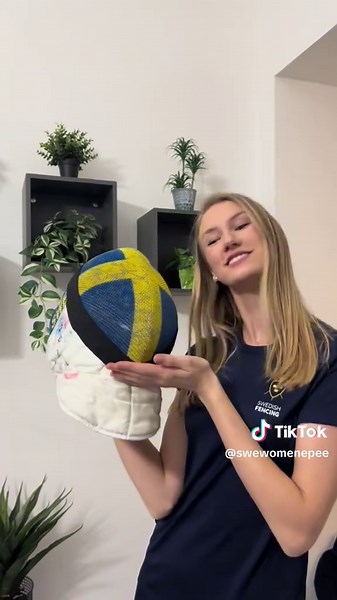 Training equipment vs competition equipment 🙃❤️‍🩹 #foryou #fyp #fencing #fördig #fäktning #fitness #epee #training #competition #sverige #sweden #athlete #athletelife