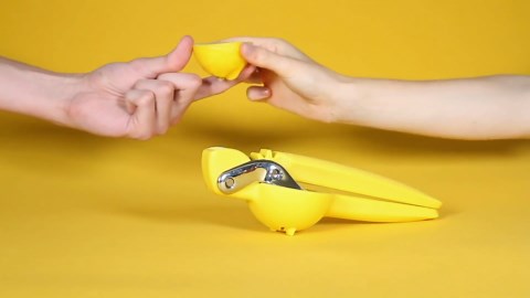 Chef'n FreshForce Lemon Squeezer Citrus Juicer, Manual Hand Press with Dual-Gear Power for Maximum Juice Extraction, Durable, Lime Green
