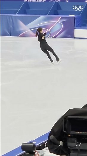 Sakamoto Kaori hits the ice 🇯🇵🧊 #MilanFigureSkating