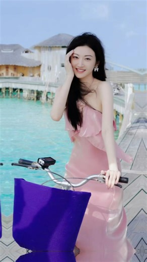 Pink bliss in the middle of the blue ocean. 🎀🌊 #jingtian #景甜