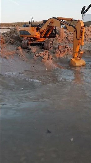 RC Bagger im Salzwasser