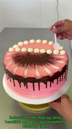 Instructions for making more beautiful and delicious strawberry birthday cakes