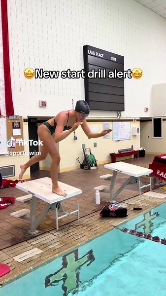 Work on increasing your power and balance with this new start drill 💪 Make sure to focus on: 💧Keeping a tight core 💧Maintaining balance in your power leg 💧Exploding off the block Incorporate this start drill into your next training session 😍 #swimmercheck #swimmerthings #swimmerproblems #swimmerlife