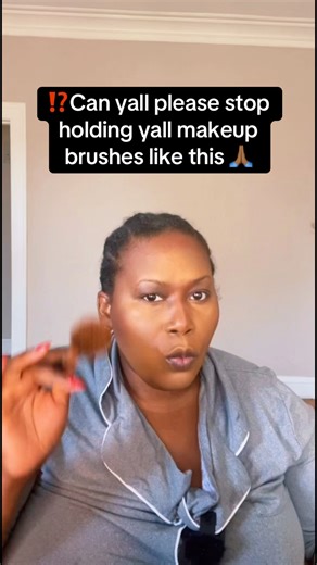 Why are we holding the makeup brush like this?⁉️🤔 | Damsel In Allure