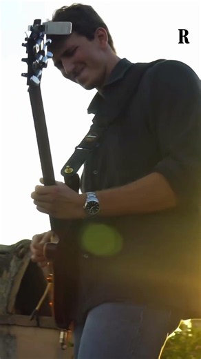 Piazza Navona, l’ultimo concerto di Jacopo dalla terrazza del Covid: “Lascio casa, qui solo b&b”