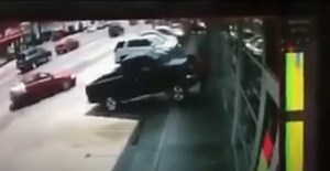 Pick Up se mete a una panadería en Ensenada | Policiaca