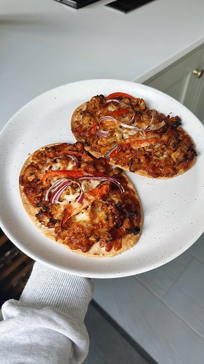 let’s make bbq pizza flatbreads 🍕🫶🏼 511 kcal for 2 flatbreads (50g P, 44g C, 14g F) Sign up to @ell_evateapp for over 1900 more recipes, your own meal plan, macros and calories 🥳 Ingredients for 2 flatbreads: 300g chicken mince 2 flatbreads 30g bbq sauce 1/4 red pepper 1/4 red onion 40g grated mozzarella / cheddar mix Method: 1. Fry the mince off in a frying pan, then add 20g bbq sauce and fry until golden and crispy 2. To the flatbreads add the rest of the bbq sauce, top with the cooked min