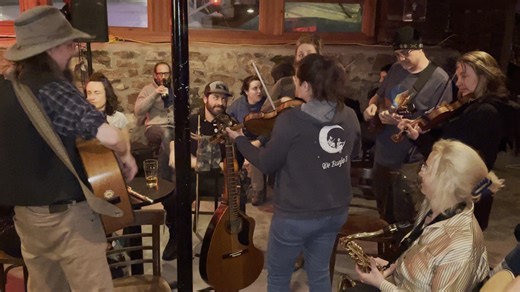 C'est quoi un Jam Trad? Un moment de partage entre musiciens amoureux de musique traditionnel ou qui voudraient redécouvrir ce style dans lequel nos racines québécoises baignent! Musiciens amateurs ou professionnels bienvenues. Les seules règles; être à l'écoute les uns des autres, être dans l'ouverture et le partage et être dans la bonne humeur. Vous pouvez aussi venir assister ou taper du pied! Deux Jam Trad prévu au Camp Trad du Lac pouce en collaboration avec École de danse les Farandoles No