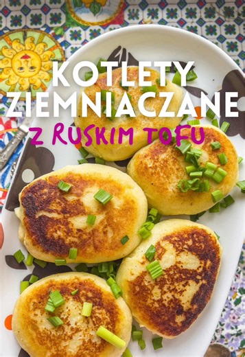 Kliknij po przepis ⬇️ Kotlet ziemniaczany nie jedno ma imię . Poważnie ! Może nazywać się: soczewiaki, kakory, moskole, farszynki… kotlety ziemniaczane faszeruje się w zależności od regionu i upodobań. Takie faszerowane twarogiem popularne są w całej Polsce - to danie uważa się również za postne - bo bez mięsa. A przecież takie kotleciki posilą każdego! dobrze doprawione i rumiane na pewno znajdą miejsce w twoim sercu na długo . Farsz można przygotować wg upodobań , najlepiej sprawdzi się taki a