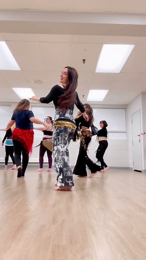 Love dancing to “Haramt Ahebak” by Warda, lots of fun, funky layers to work with musically 🎶 Quick update on weekly Toronto Bellydance classes: my Wednesday and Saturday classes are on as usual this week, but there is NO Thursday class this week because our lovely @alaina.ravello is traveling 💕 she’ll be back to her regular class next week! Ps. Wearing more fabulous @3youni.egypt 🤩 this time the IconicAF jumpsuit #torontobellydance #bellydancetoronto #learntobellydance #bellydanceclass #toron