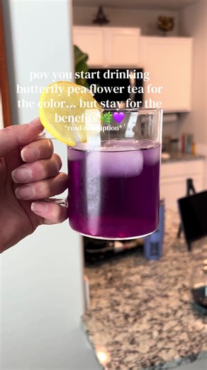 ✨Butterfly pea flower tea is a naturally caffeine-free herbal tea made from vibrant blue flowers, known for both its stunning color and gentle wellness benefits. ✨Rich in antioxidants like anthocyanins (the same compounds found in blueberries), it’s often enjoyed to support healthy skin, promote a natural glow, and help fight everyday oxidative stress. ✨Many people drink it as a calming evening tea since it doesn’t contain caffeine, making it perfect for relaxation without disrupting sleep. It’s