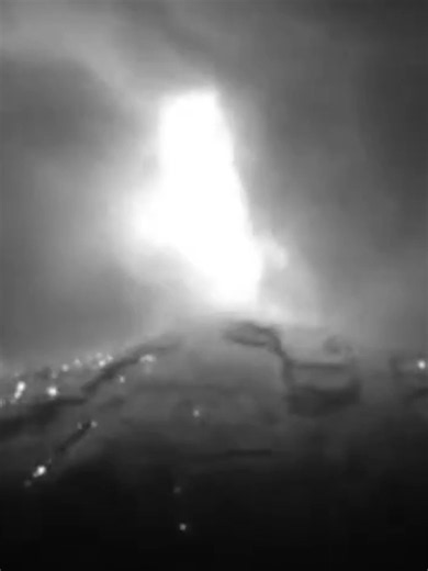 En medio de una tormenta eléctrica, el Popocatépetl registró una expulsión de material incandescente. #Latinus #InformaciónParaTi