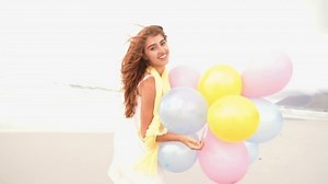 clip-6223031-girl-balloons-beach