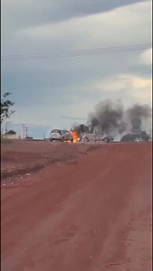 📍 Pontes e Lacerda (MT) Um carro pegou fogo na tarde desta quinta-feira (01), na BR-174, próximo ao Posto Tuiuiú. Não houve feridos. 👉 Leia a matéria completa no portal e assista ao vídeo no YouTube do Canal Diário. | Canal Diário