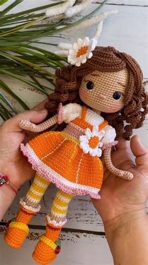 Kezban Eren on Instagram: "Merhabalar Strawberry shortcake serisinin 🍊 turunç kızı Orange Blossom ile karşınızdayız. Blossom desenine ve diğer serideki desenlere profilimdeki linkten ulaşabilirsiniz 🍊 Keyifli örmeler #amigurumi #amigurumilove #amigurumiaddict #amigurumidoll #orangeblossom"