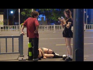 [4k] The chubby girl was drunk and collapsed on the road | 肉嘟嘟的女孩喝的醉醺醺，瘫倒在马路上