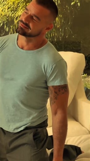 Repost @rondenepr Love capturing moments behind shoots, concerts, and any event I’m lucky to be part of. Here’s a sneak peek of what’s to come… 📸 @ricky_martin shot by @fernandosippel. Styled by @dvlstylist, MU by @hanicbeauty, Hair by @joeloliverohair, and the rest of the dream team @pakkonogitown @jlvn1161 @maferolis @mapismardesign ✨#shotoniphone Y nosotr@s amamos qué lo hagas 📷😍!! Gracias Rondi!! | Jpus España