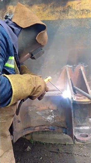 SMAW welding skills with 7018 #sawwelders #welding