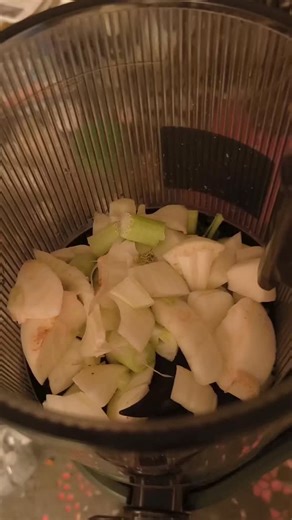 Les bienfaits du jus de fenouil. . Informations à titre indicatif ne remplacent pas un avis médical. Consultez votre médecin avant tout 🙏😇. 👉 Vous souhaitez acquérir un extracteur de jus de qualité facile à nettoyer (même pas 2 minutes) ❓ ❓ Quel extracteur choisir (pour vous ou pour offrir) ? Collaboration commerciale avec Hurom 🎉 Promo Black Friday jusqu’au 8 décembre 👉 Jusqu’à -35 % mon code -10 % : herissejerome10 🎁 Mug isotherme offert Avec mon code 🎁 -10% : herissejerome10 Avec ce li