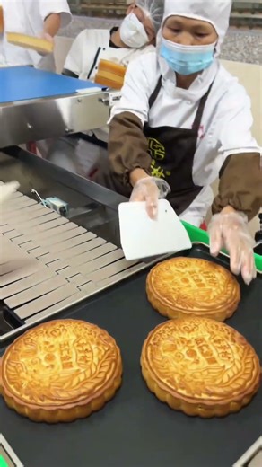 Five nut and golden ham mooncake factory assembly line! #baking