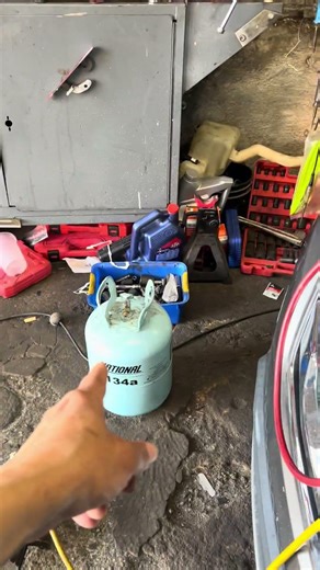 Vacuum the A/C system before charging ❄️🚗 Prevent malfunctions and ensure better cooling #DRAUTO ...