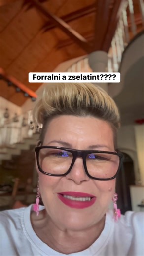 Zselatin kisokos – avagy hogyan bánjunk a lapzselatinnal? ✨ A zselatin szuper kötőanyag, de csak akkor működik jól, ha megfelelően bánunk vele. Íme a legfontosabb tudnivalók: 🔹 Mindig hideg vízben áztassuk – így hidratáljuk a lapokat. 🔹 40 °C körüli folyadékba kell belekeverni – ekkor oldódik a legjobban. 🔹 Forralni tilos! Ha a zselatin már a krémben/szirupban van, nem szabad forralni, mert megdglik a kötőereje. 🔹 Ha a folyadékot először felforraltuk, kicsit hűlni hagyjuk, és utána adjuk hoz