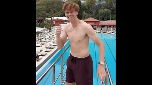 "Combien ça fait de haut?": le plongeon de Sinner dans la piscine du Masters de Monte-Carlo après sa victoire contre Alcaraz